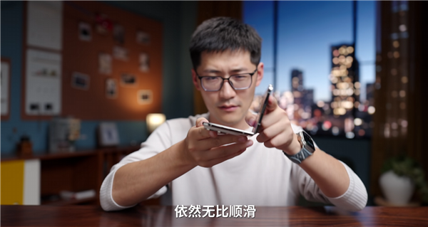 iPhone Duo首发评测出炉！影视飓风反折实测：不用担心一屁股坐弯